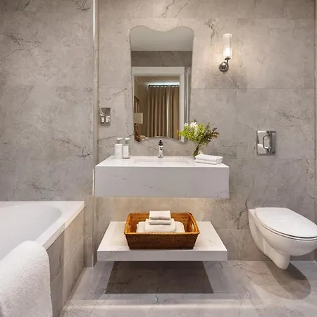 Royal Townhouse فندق 4*