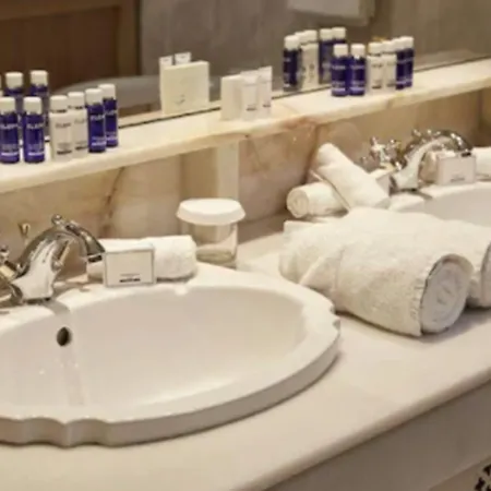 Royal Townhouse فندق 4*